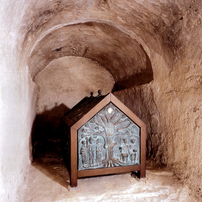 Bronze-Schrein der Künstlerin Anne Wagner, der sich seit 1980 im leeren Kultgrab befindet. © Katholische Kirchengemeinde Meschede-Bestwig.
