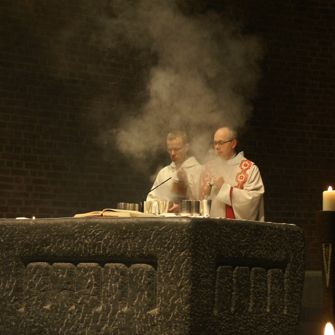 Zwei Priester am Altar der Abtei Königsmünster. © Abtei Königsmünster