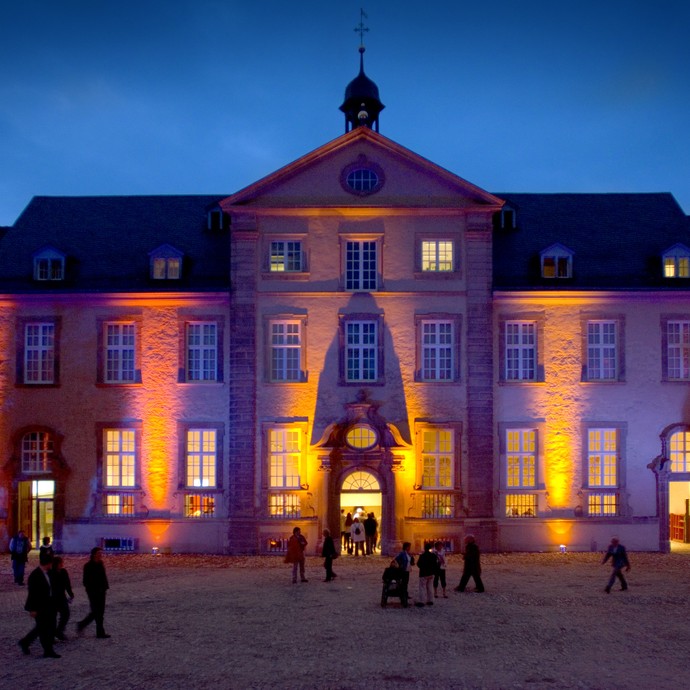Beleuchteter Ehrenhof des Klosters Dalheim. © LWL, Axel Thünker.