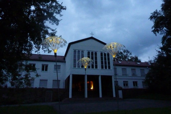 Außenansicht bei Dämmerung. Foto: DIE HEGGE – Christliches Bildungswerk.