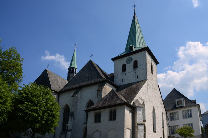Außenansicht der Klosterkirche mit Glockenturm. Foto: Propsteipfarrei St. Laurentius Arnsberg.