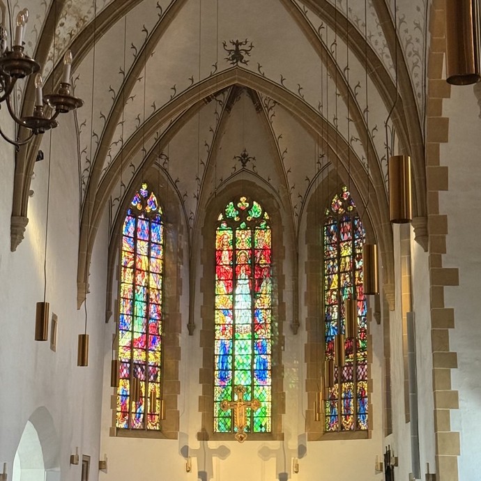 Blick auf den Altarraum der Kirche St. Jodokus in Bielefeld