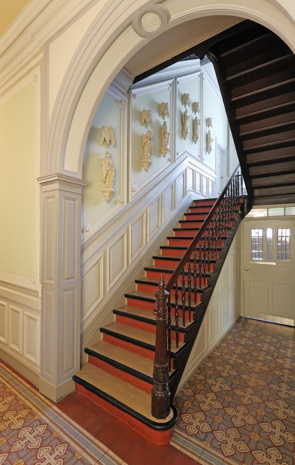 Treppenhaus mit Heiligenfiguren. Foto: Vinzenzkolleg Lippstadt.