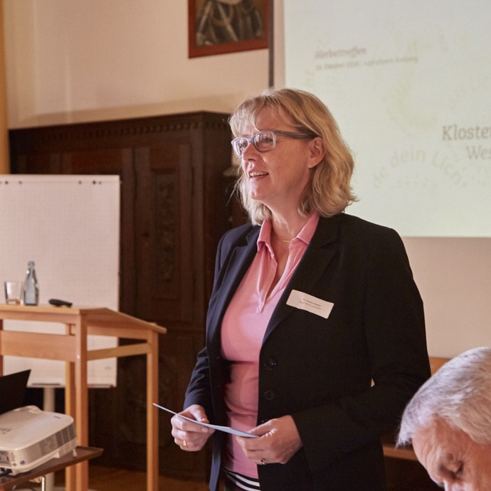 Dr. Yasmine Freigang (vergrößerte Bildansicht wird geöffnet)