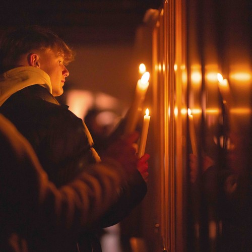 Person mit Kerze in der Hand